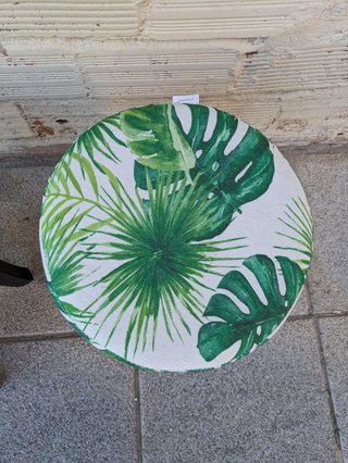 TABURETES Y MESILLA DE TÉ