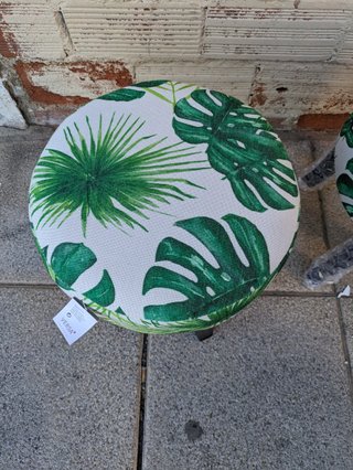 TABURETES Y MESILLA DE TÉ
