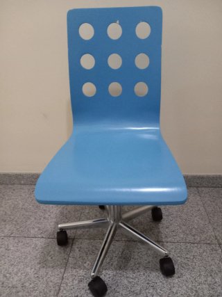 Silla de escritorio azul con base cromada