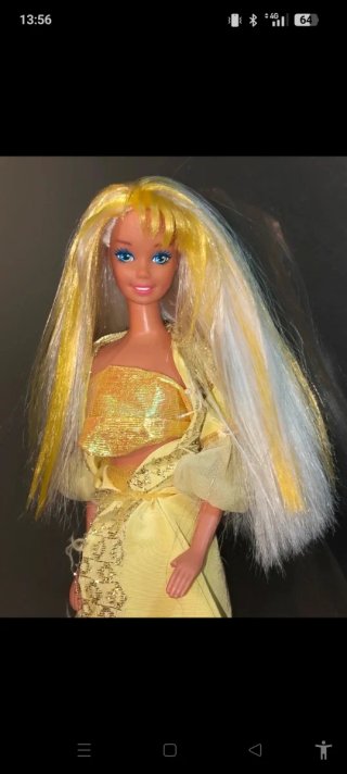 Barbie bionda con gonna glitter