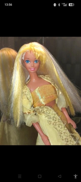 Barbie bionda con gonna glitter