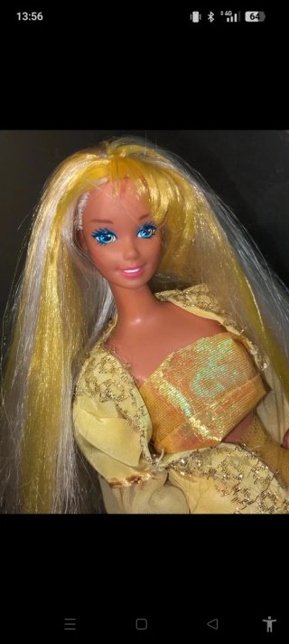 Barbie bionda con gonna glitter