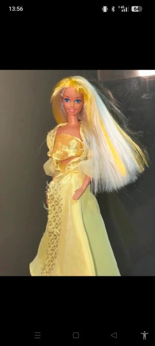 Barbie bionda con gonna glitter