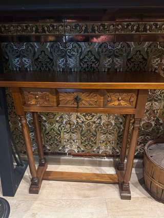 Mueble recibidor antiguo de madera tallada