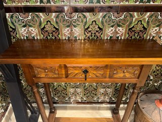 Mueble recibidor antiguo de madera tallada