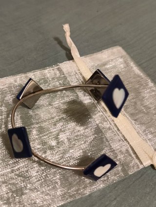Brazalete rígido.