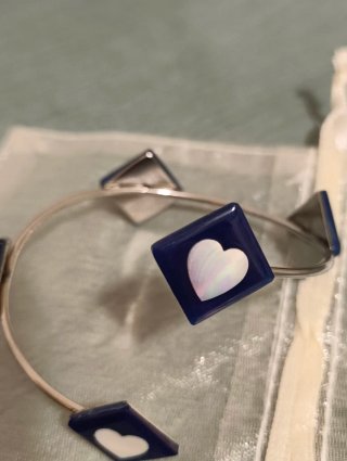 Brazalete rígido.