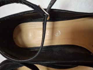 Zapatos negros peep toe con pulsera