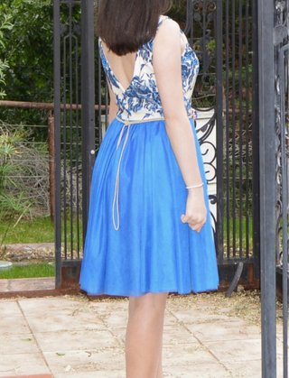 Vestido de graduación azul y blanco