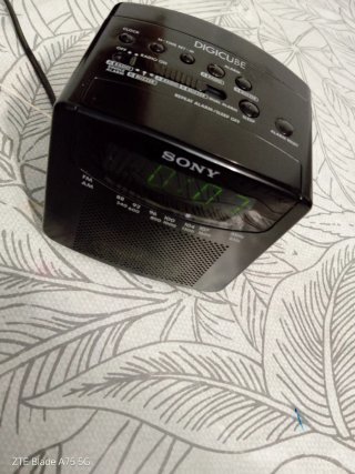 Radio Reloj Despertador Sony ICF-C102.