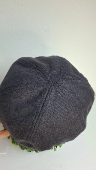 Boina gris con hebilla brillante