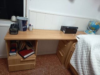 Escritorio de madera con cajones casi nuevo