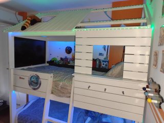 Cama litera infantil con diseño de tiburón