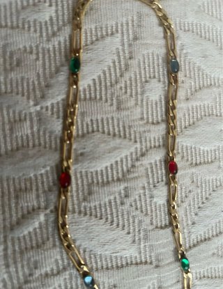 Gargantilla chapada en oro con piedras multicolor