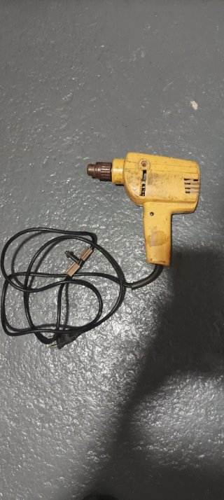 Taladro amarillo con llave