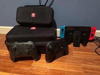 Nintendo Switch Azul/Rojo + Accesorios