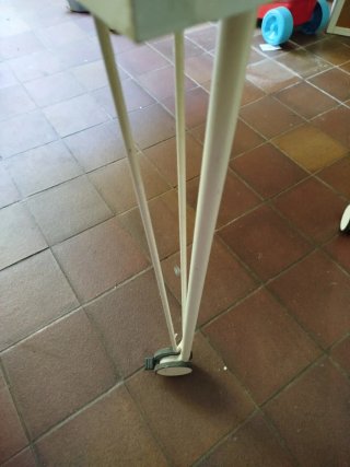Escritorio y cajonera.