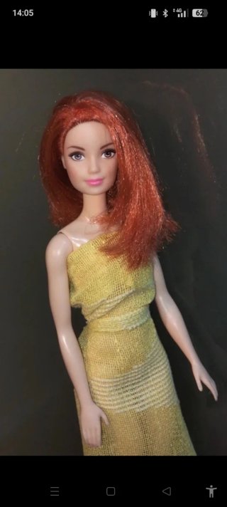Bambola Barbie con vestito giallo