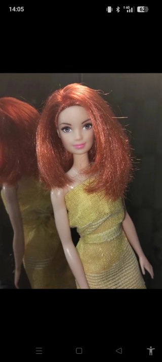 Bambola Barbie con vestito giallo