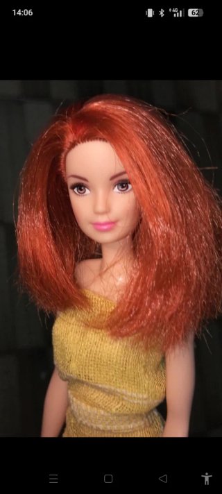Bambola Barbie con vestito giallo