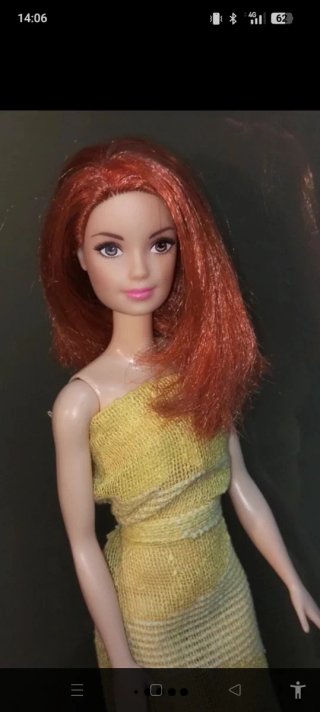 Bambola Barbie con vestito giallo