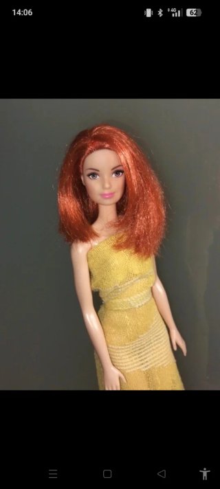 Bambola Barbie con vestito giallo