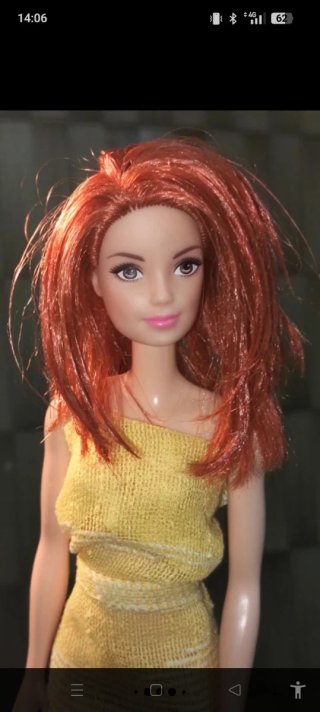 Bambola Barbie con vestito giallo