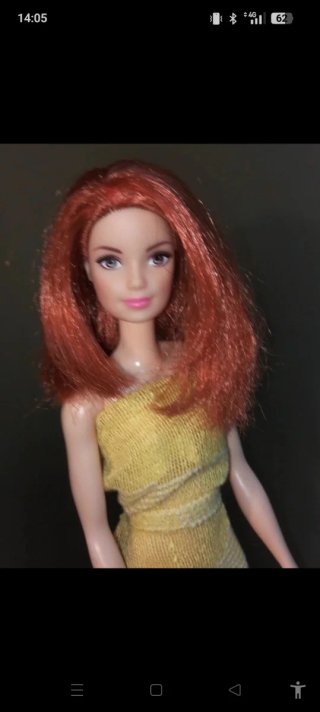 Bambola Barbie con vestito giallo