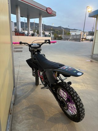 Beta RRT Enduro Moto Negra y Morada