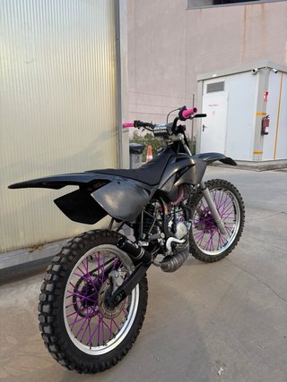Beta RRT Enduro Moto Negra y Morada