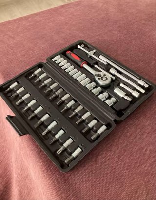 Juego de herramientas con puntas, vasos y carraca
