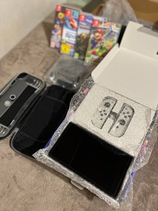 Nintendo Switch OLED Bianca + 4 Giochi
