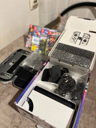 Nintendo Switch OLED Bianca + 4 Giochi