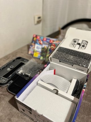Nintendo Switch OLED Bianca + 4 Giochi