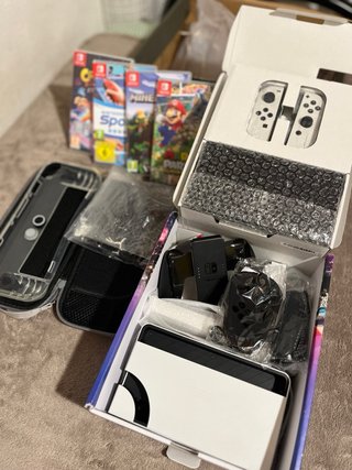 Nintendo Switch OLED Bianca + 4 Giochi