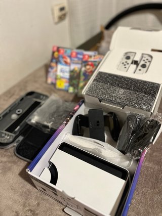 Nintendo Switch OLED Bianca + 4 Giochi