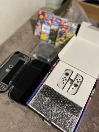 Nintendo Switch OLED Bianca + 4 Giochi