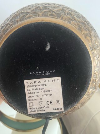 Lámpara Zara Home dorada.