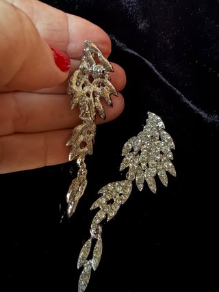 Pendientes largos pedrería plateados