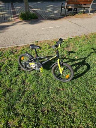 Bicicleta infantil B'Twin negra y amarilla
