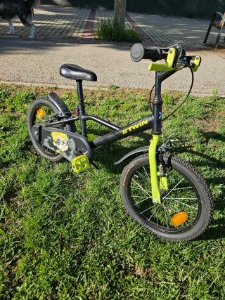 Bicicleta infantil B'Twin negra y amarilla
