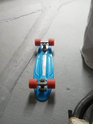 Patinete azul con ruedas naranjas