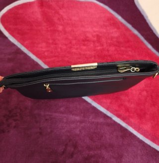 Bolso negro con diseño de rombos de mano/hombro