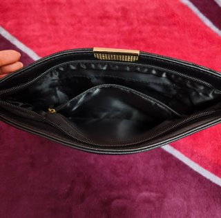 Bolso negro con diseño de rombos de mano/hombro
