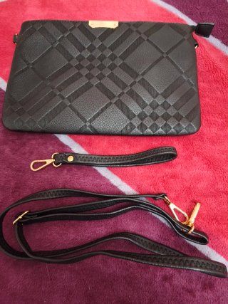 Bolso negro con diseño de rombos de mano/hombro