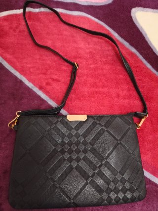 Bolso negro con diseño de rombos de mano/hombro