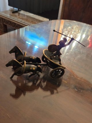 Guerrero en carro de bronce