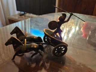 Guerrero en carro de bronce