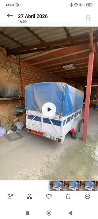 Remolque de carga con lona azul