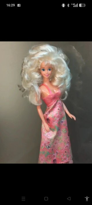 Bambola Barbie con vestito rosa floreale